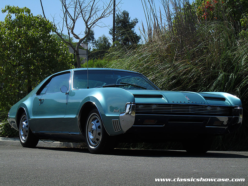 1966 Oldsmobile Toronado — photograph 26